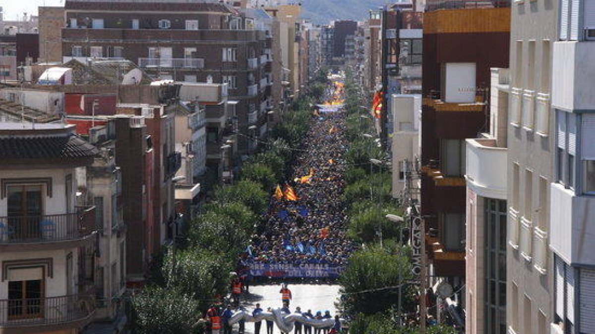 Manifestación contra el Plan Hidrológico del Ebro por las calles de Amposta el pasado mes de febrero.