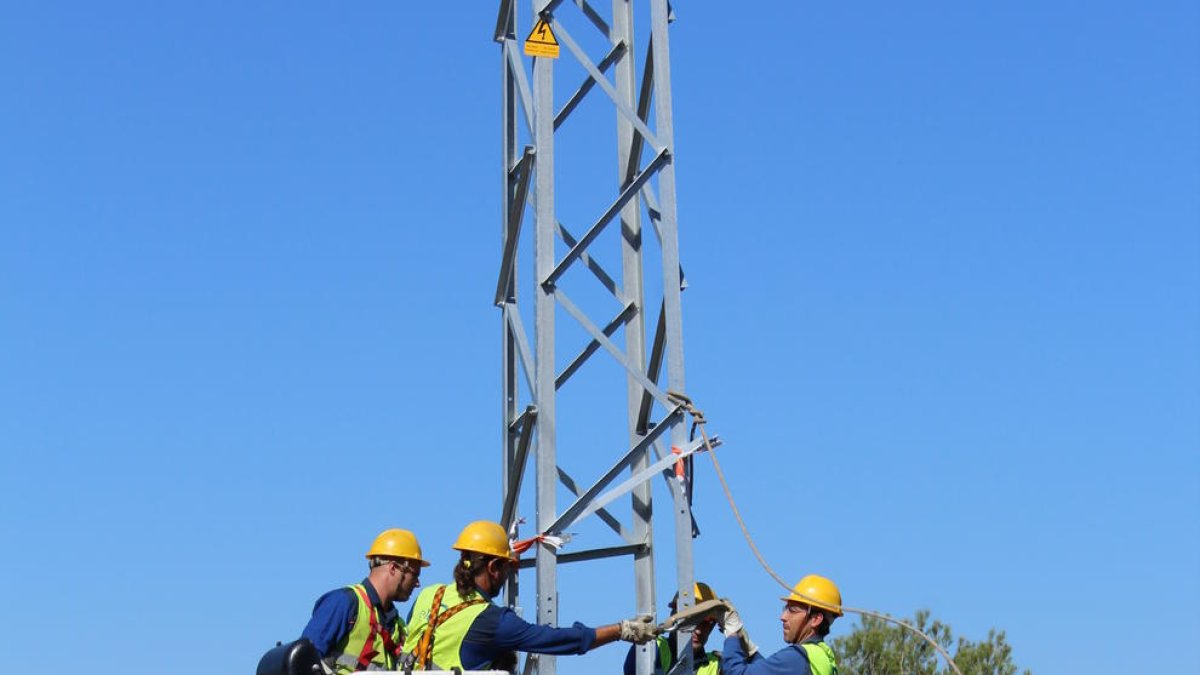 Endesa construeix una nova línia elèctrica per millorar el servei a Cunit, Calafell i Segur de Calafell