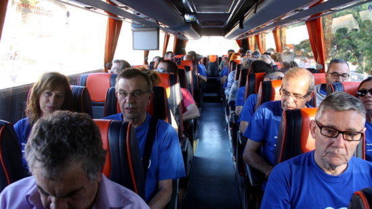Un dels autobusos que es dirigeixen a Barcelona per manifestar-se contra el Pla Hidrològic.