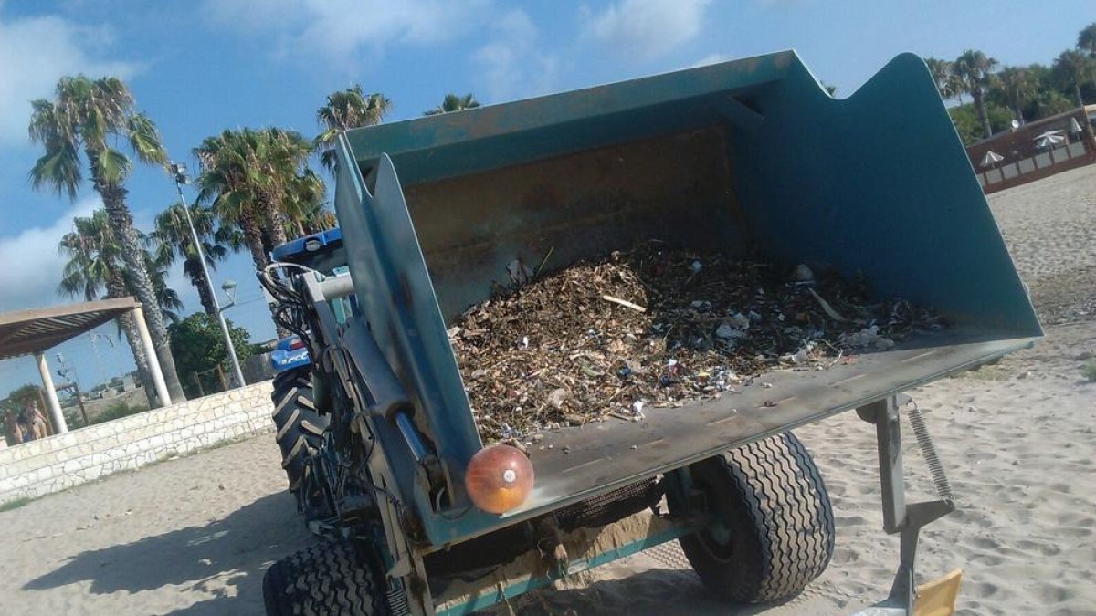 Material recogido en una de las playas de Tarragona a primera hora de la mañana.