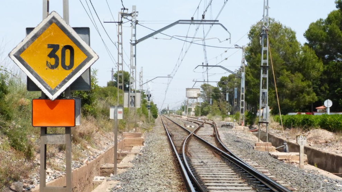 Imagen de archivo de unas vías de tren en las Terres de l'Ebre