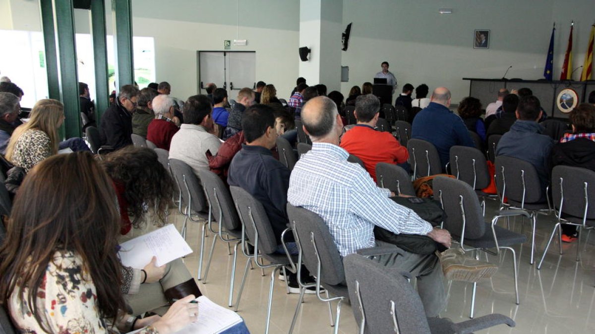 Pla general de la sala d'actes de la Comunitat de Regants de la Dreta a Amposta amb els assistents a la jornada de teledetecció agrícola organitzada per l'IRTA. Imatge del 10 de març de 2016