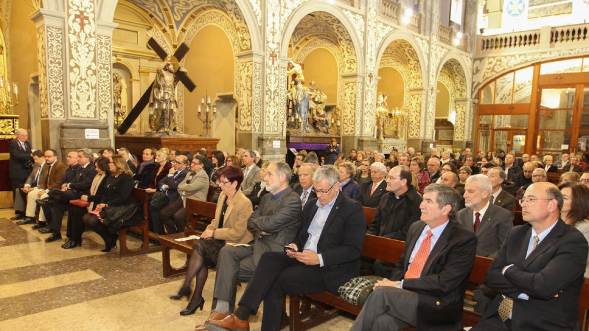 L'església de Sant Agustí, museu provisional de la Setmana Santa, ple per escoltar el Pregó.