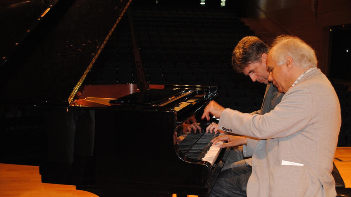 Pierre Reach i Karst de Jong tocant el piano.
