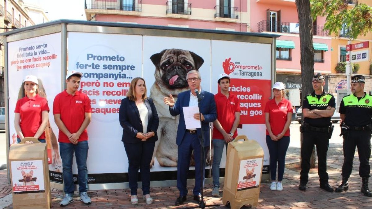 Chapas como premio e informadores que controlan quién no recoge los excrementos de los perros