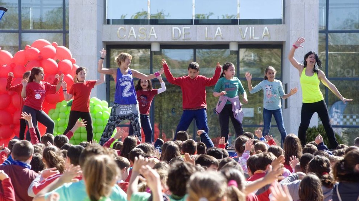 Els infants de Cambrils ballen per celebrar el Dia Mundial de l'Activitat Física