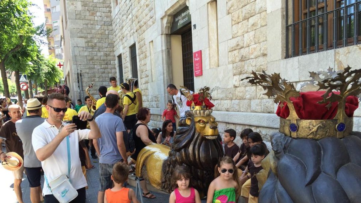 Los niños admiran a los elementos festivos