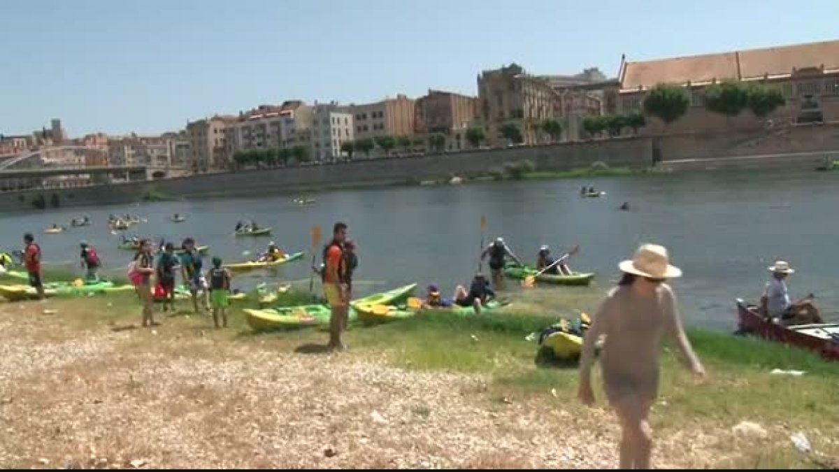 El Ebro protesta contra el Plan Hidrológico con una piraguada