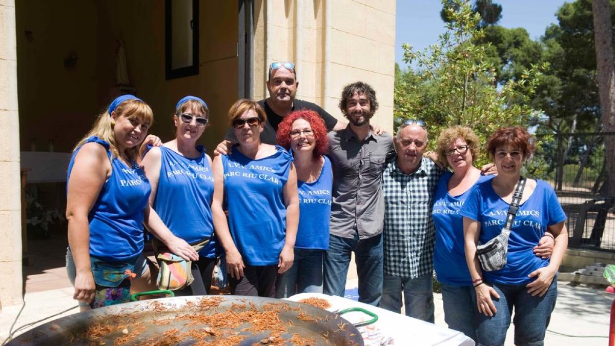 Parc Riu Clar clou les festes de barri amb una gran fideuada