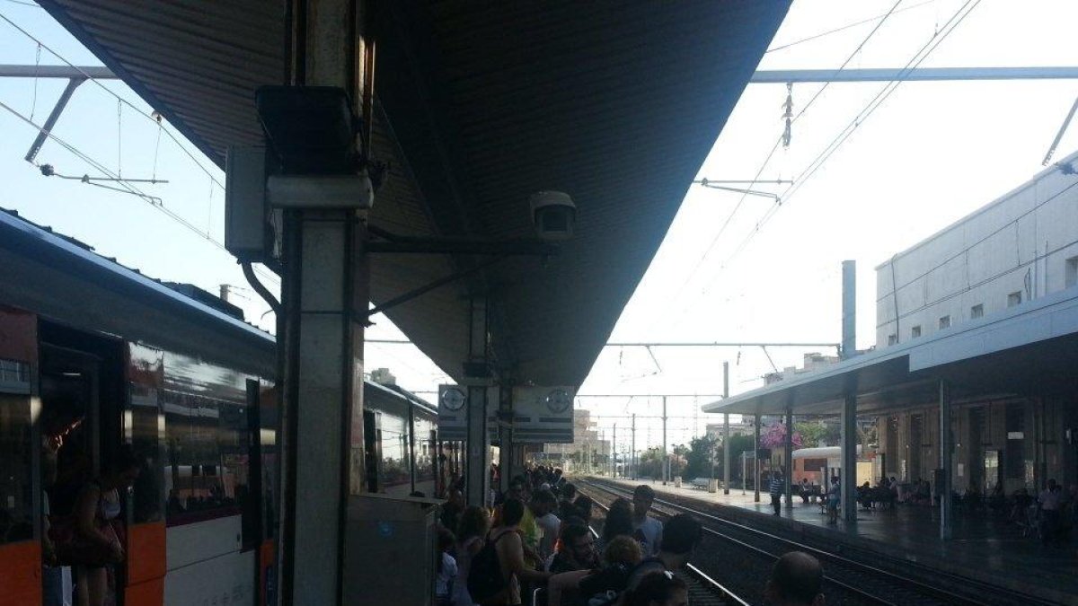 Incidències a l'estació de Mont-roig del Camp causen retards de 40 minuts a un tren de l'R-16 a Tarragona