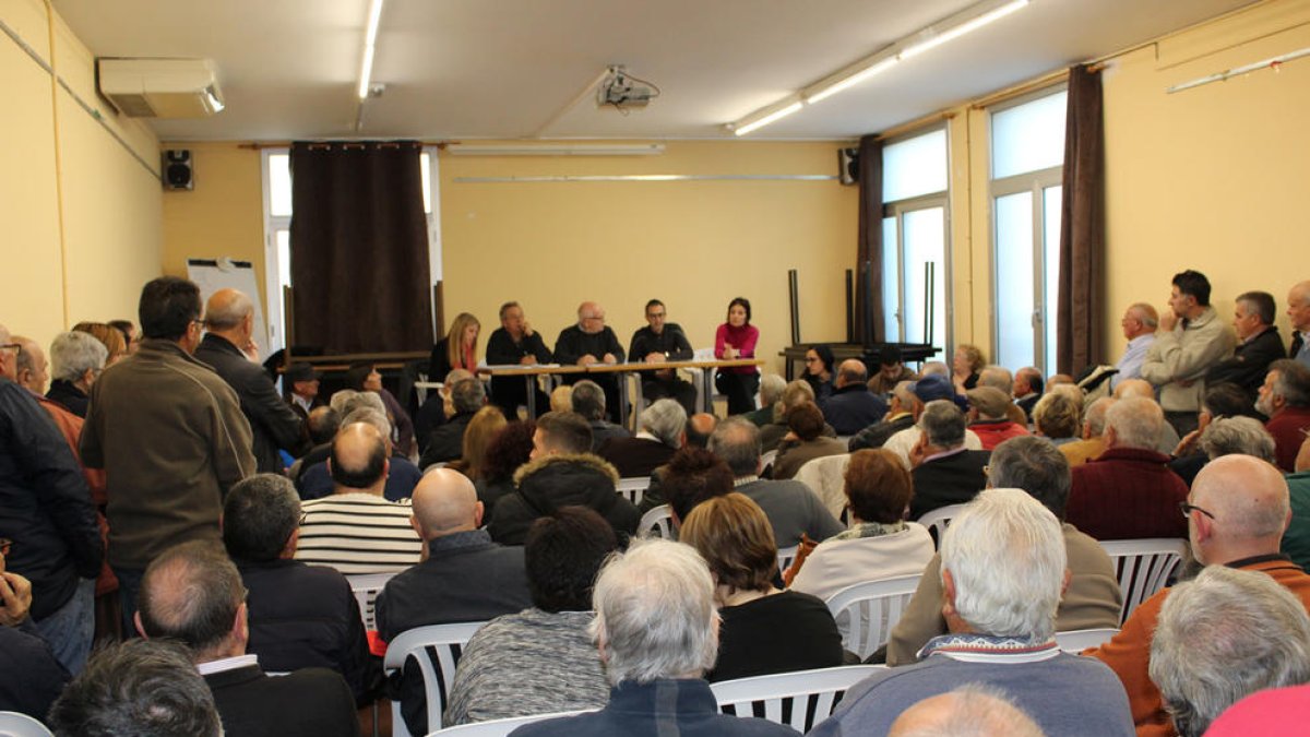 Els veïns de Sant Jaume dels Domenys a la reunió d'ahir divendres