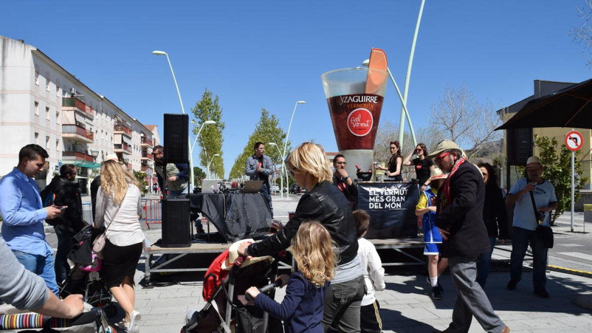 Una copa gegant de vermut eclipsava l'escenari situat a la rambla de Campclar.