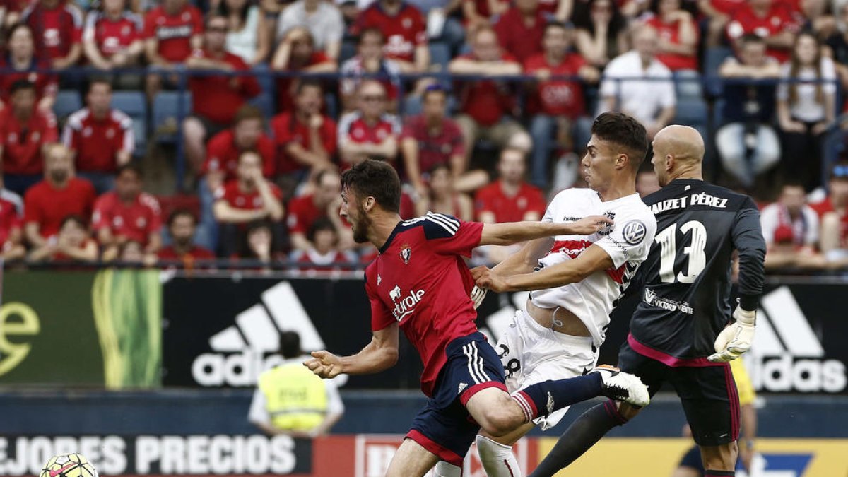 Naranjo, davant de Nauzet, després de fallar una ocasió de gol.