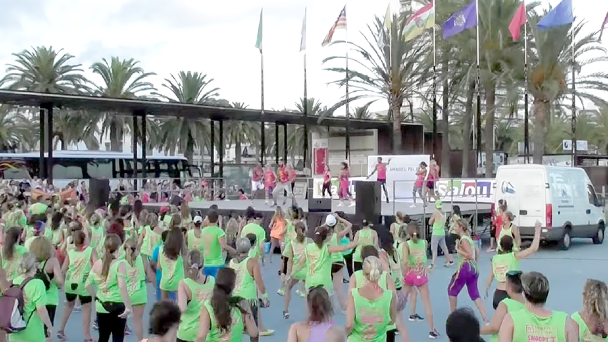 Salou lucha contra el cáncer bailando zumba