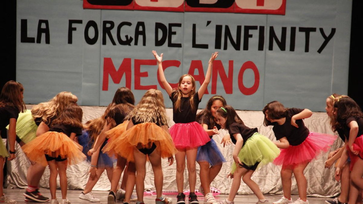 Més de 300 alumnes homenatgen a Mecano al 3r Festival de Dansa de Valls