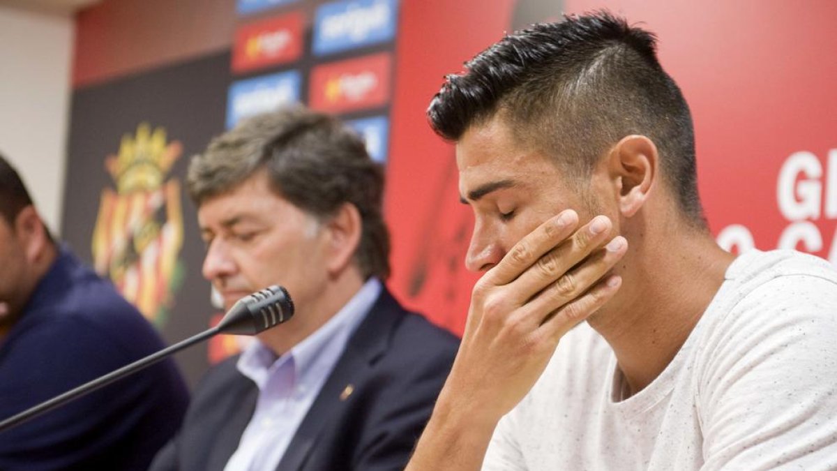 Xisco Campos, a la sala de premsa del Nàstic, mentre donava explicacions sobre la seva marxa. El futbolista es va emocionar en diverses ocasions.