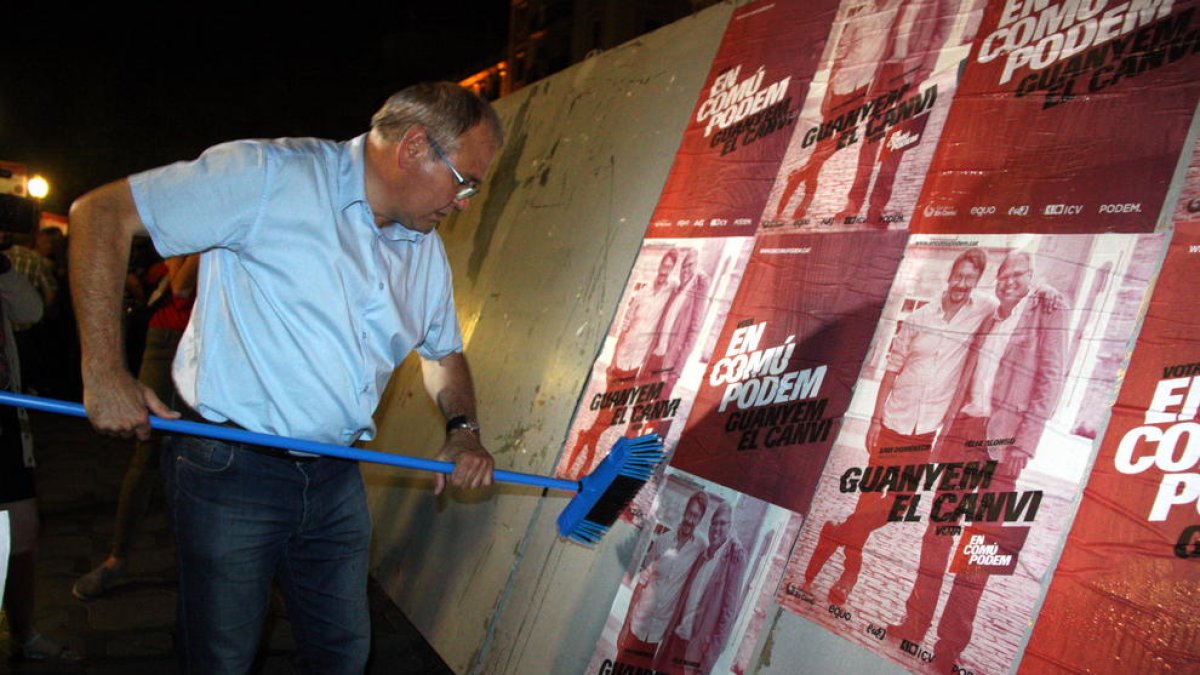 Plan|Plano americano del candidato d'En Comú Podem por Tarragona, Fèlix Alonso, enganchando carteles a la Rambla Nueva el 10 de junio del 2016