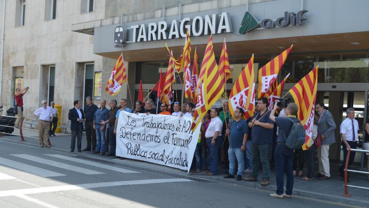 Els treballadors i els representantys polítics que s'hi han sumat, durant la concentració davant l'estació.