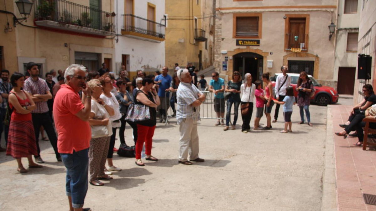 El pueblo ha seguido la moción desde fuera del Ayuntamiento porque la sala estaba llena