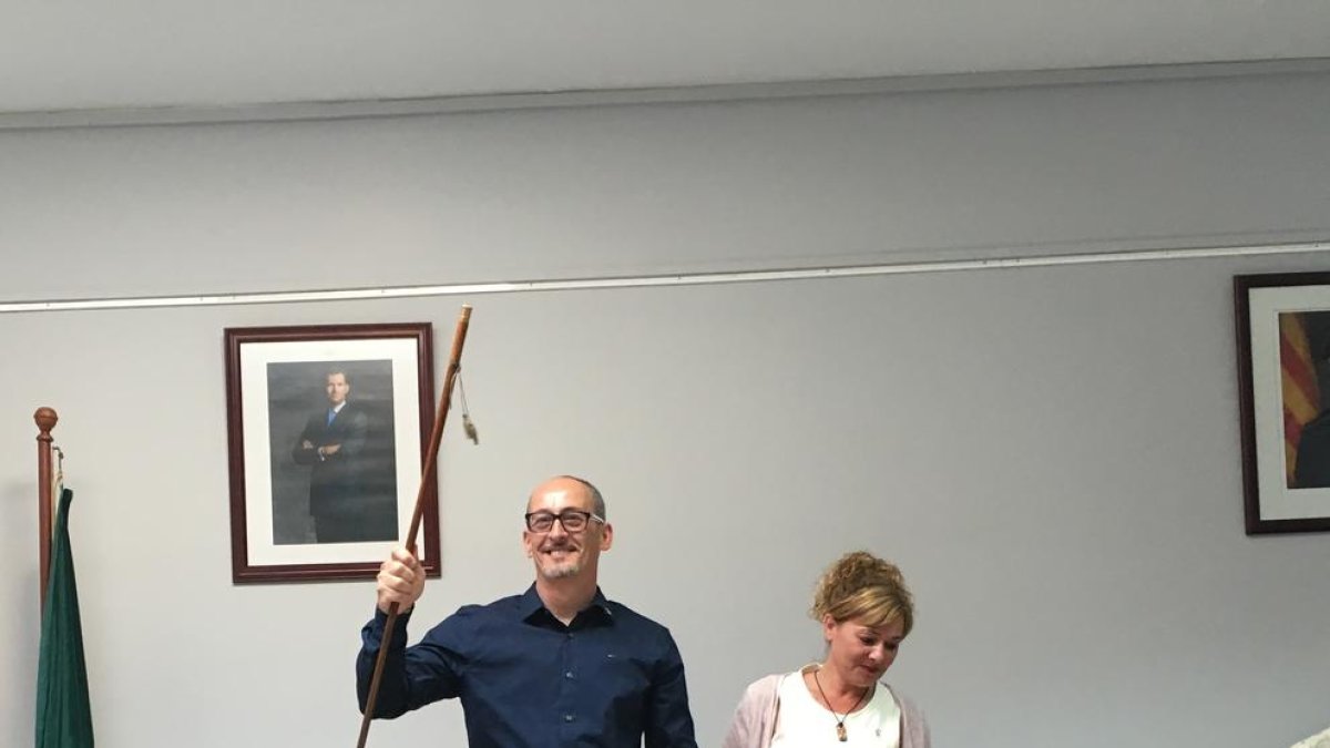 Amadeu Benach recibiendo la vara de alcalde