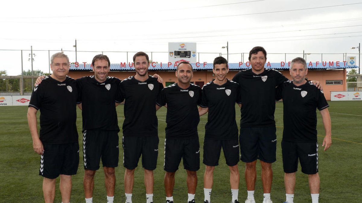 El cuerpo técnico del CF Pobla de Mafumet de la temporada 2016-17 al completo.