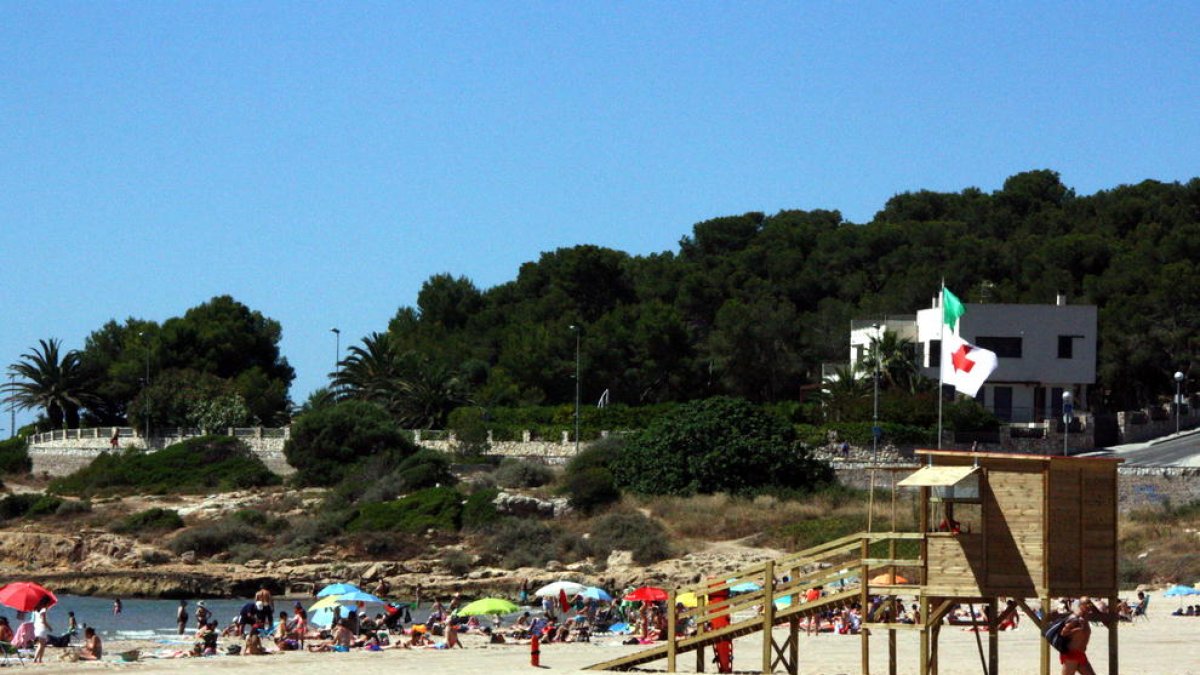 Una de las nuevas torres de intervención inmediata de la Cruz Roja en la playa de l'Arrabassada de Tarragona.