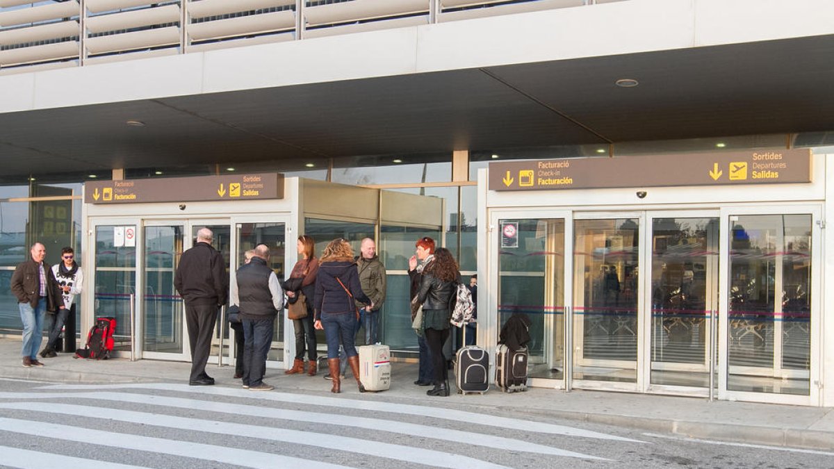 Una imagen de archivo del acceso a la terminal del Aeropuerto de Reus, con algunos pasajeros.