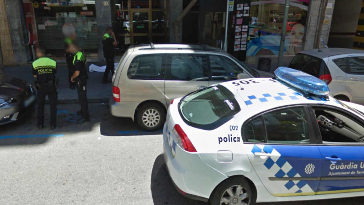 Imatge de l'Street View a l'alçada del número 10 del carrer Pere Martell, amb el llençol que tapava el cos.