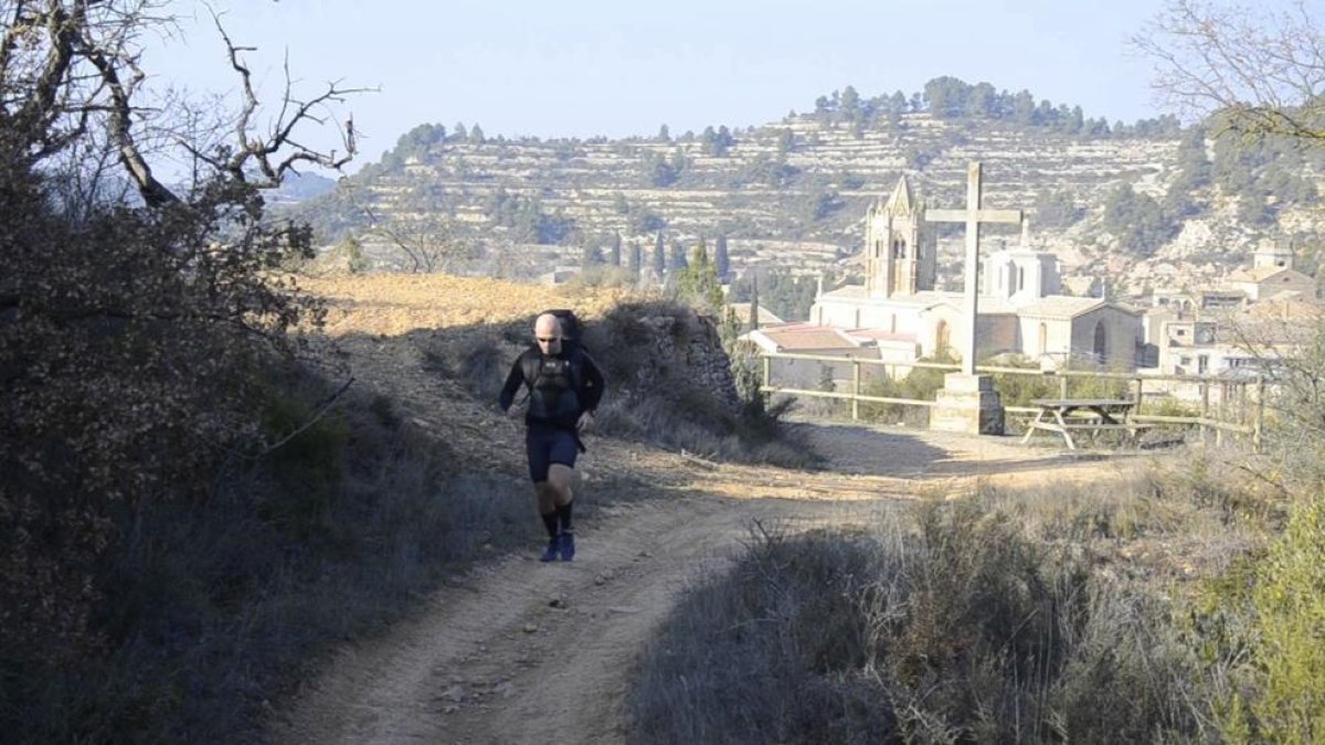 Una persona caminando por La Ruta del Cister a la altura de Santes Creus.