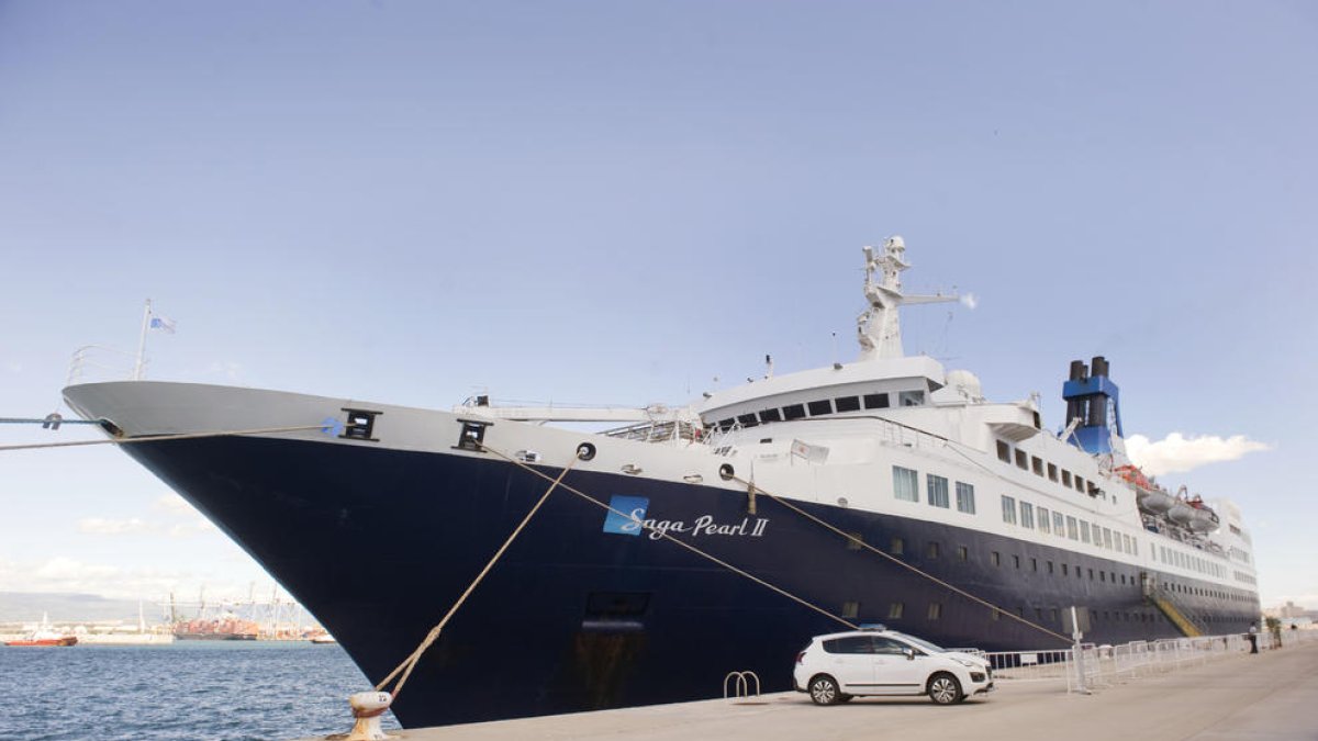 El primer crucero de la temporada amarra en Tarragona