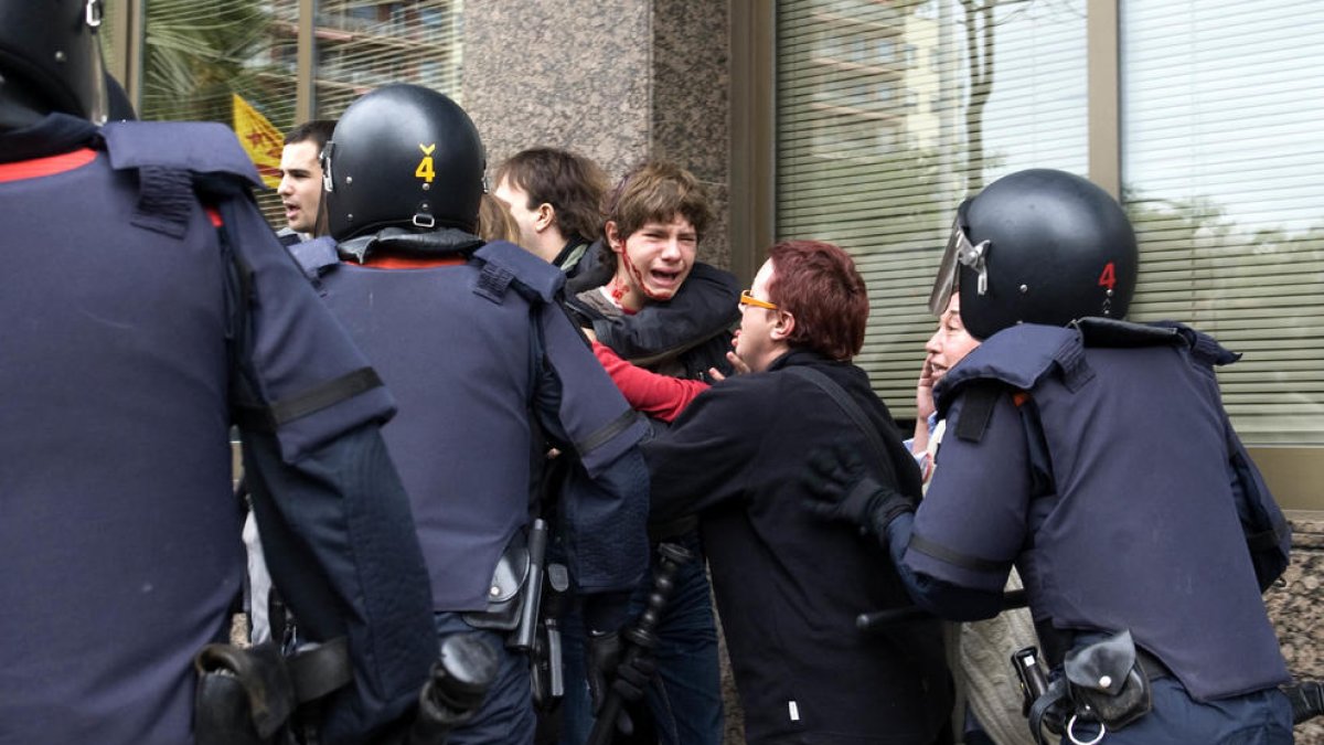 La noia va recriminar als agents els cops al jove de la imatge.