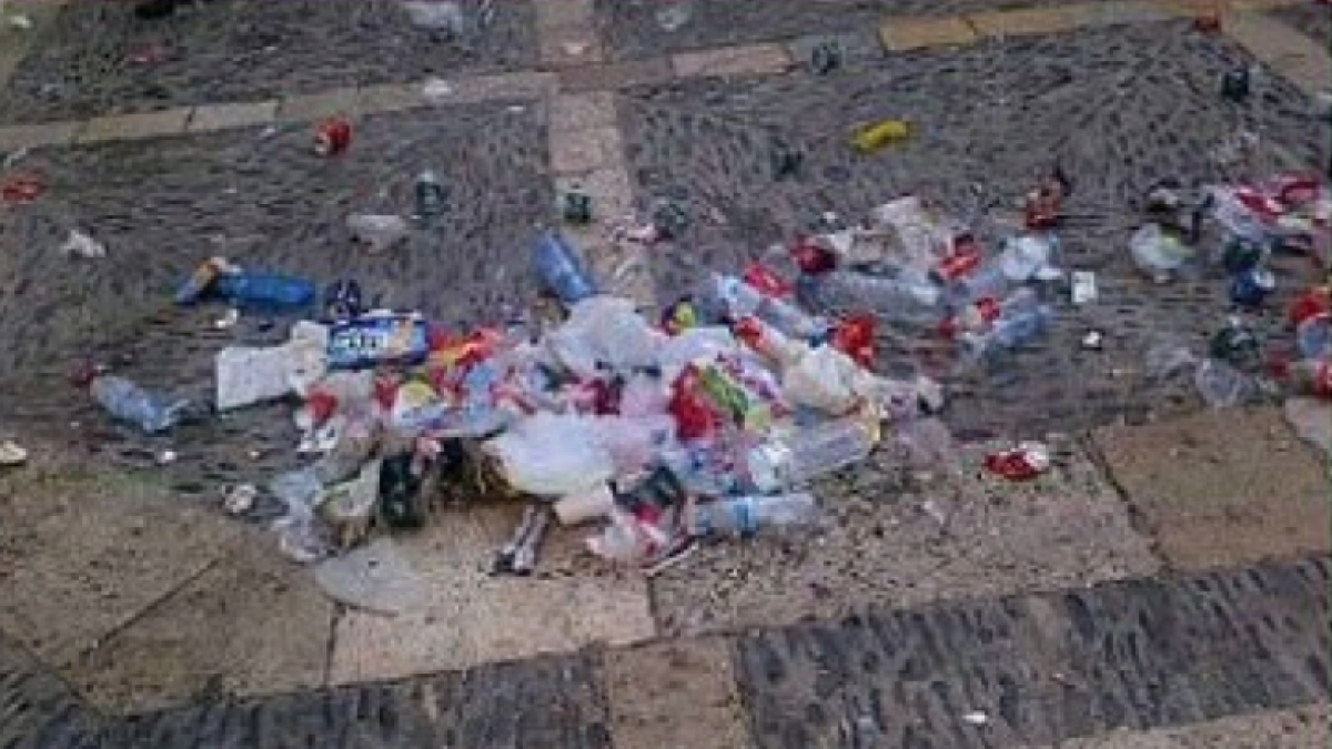 Imagen de archivo de basura acumulada después de una celebración festiva en Tarragona.