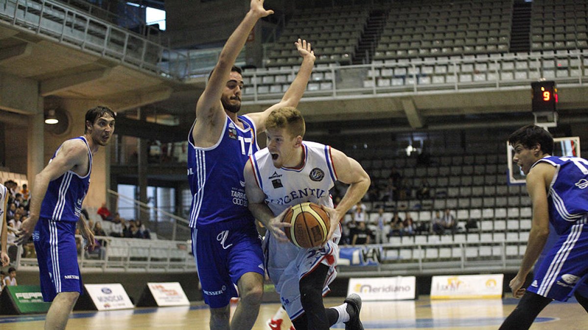 Un jugador de l'equip local entrant a cistella.