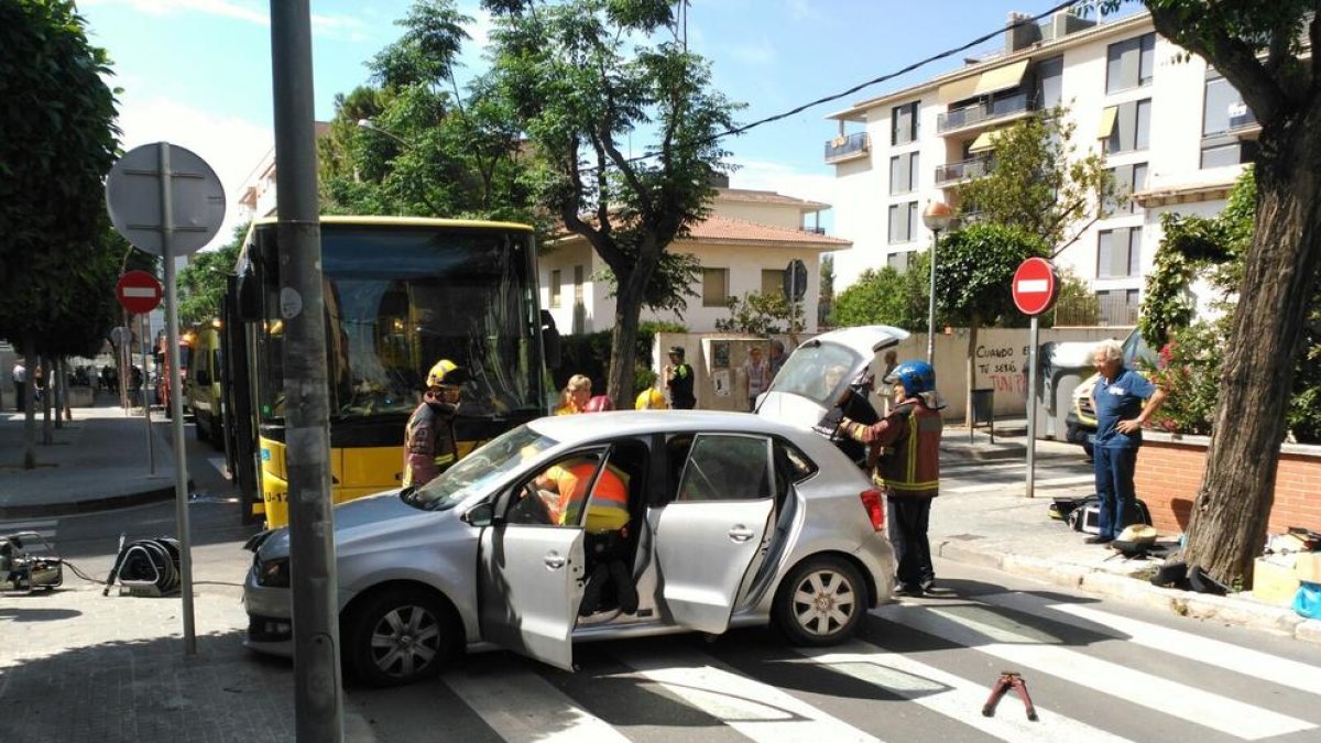 Un turisme i un bus urbà col·lideixen al centre de Torredembarra