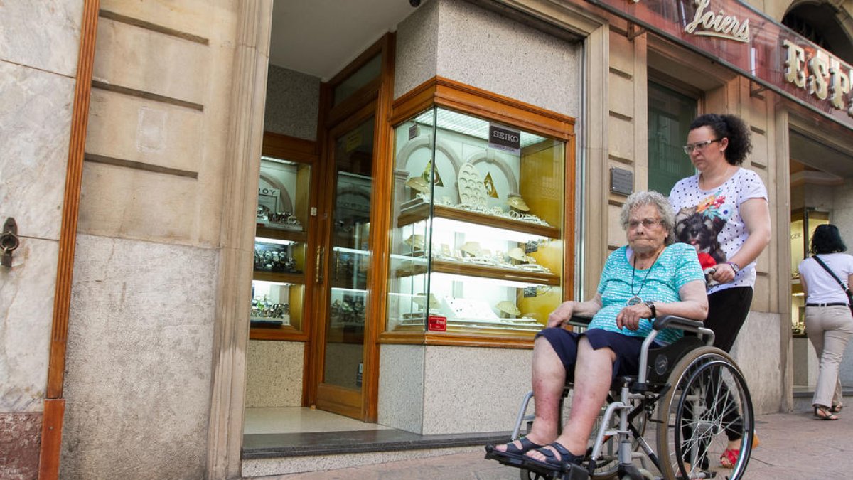 Els esglaons impedeixen que els usuaris amb cadires de rodes puguin entrar als locals de la ciutat