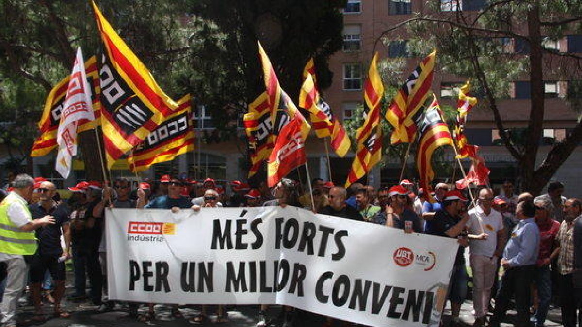 Pla obert de la concentració conjunta de delegats del sector del metall a Tarragona, davant la seu de la patronal APEMTA.