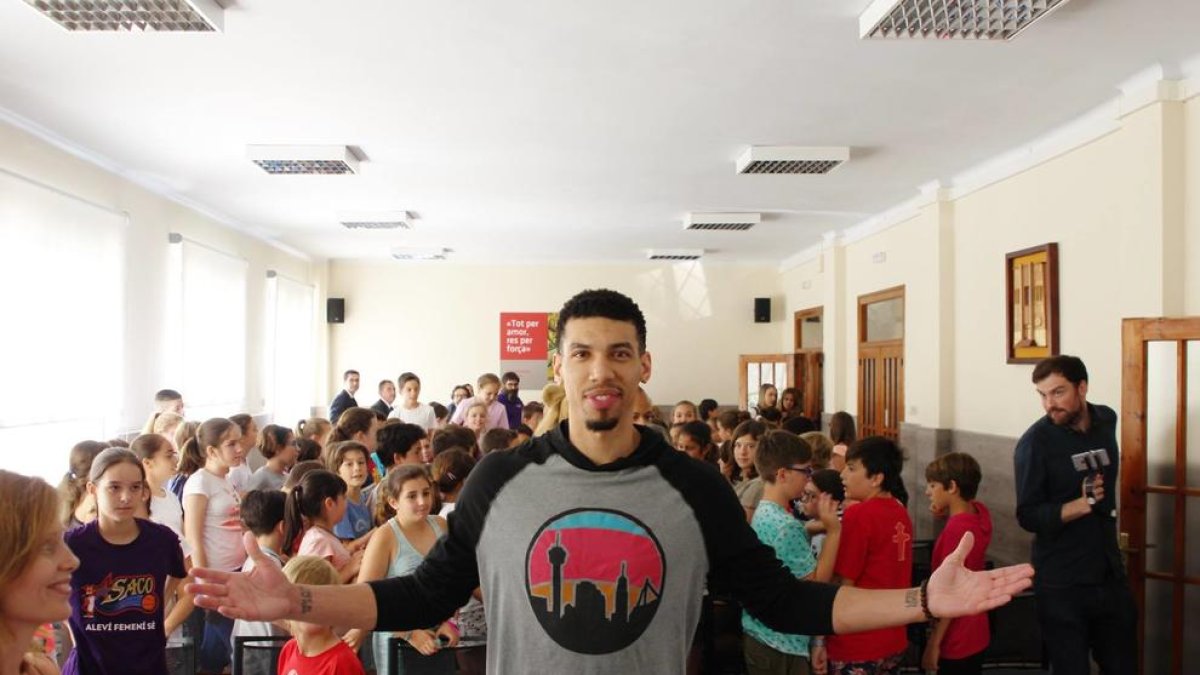 Danny Green ha visitat aquest matí el col·legi Sagrat Cor de Tarragona.