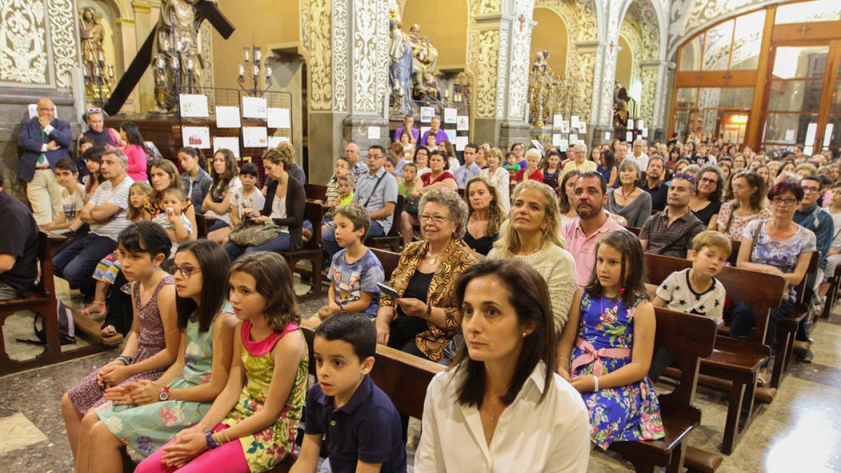 Nens i famílies a l'església de Sant Agustí.