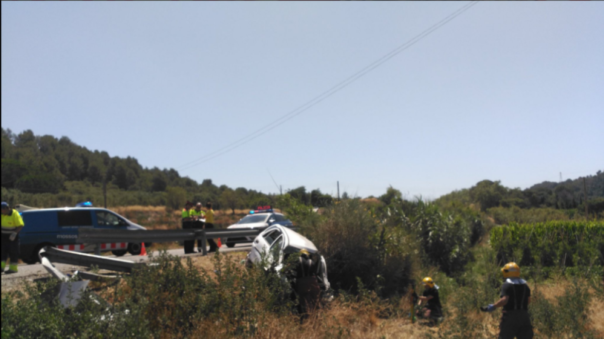 Rescatan a una chica del interior de su coche, después de sufrir un accidente en Alforja