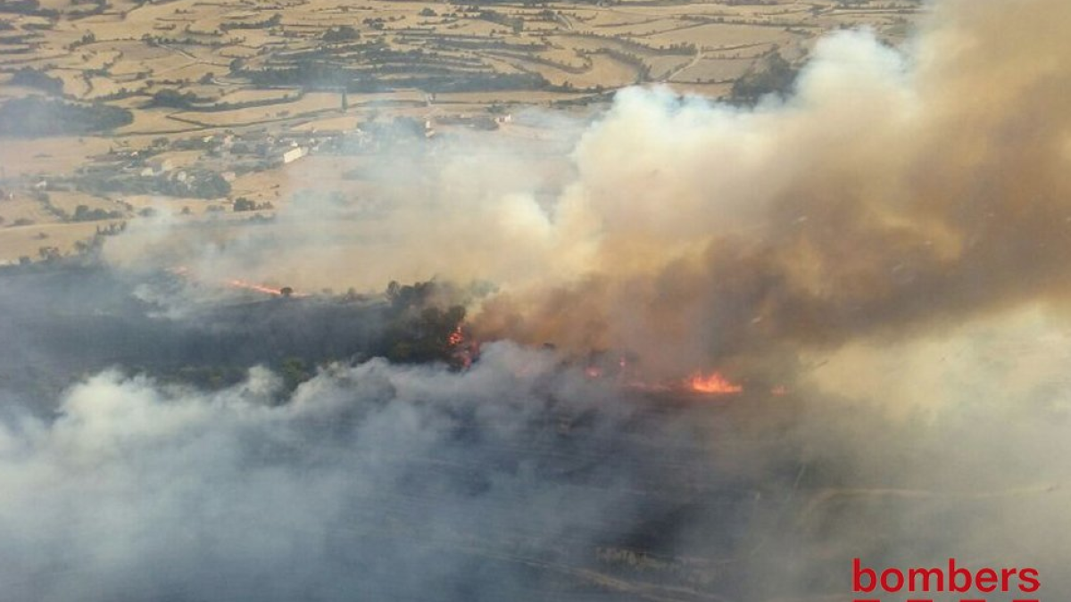 Un incendio agrícola y forestal crema en Rocallaura
