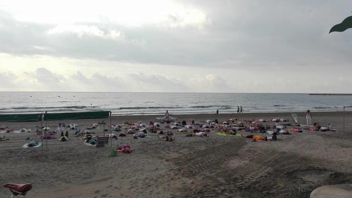 La platja de la Pineda dóna la benvinguda a la lluna plena amb una sessió de ioga