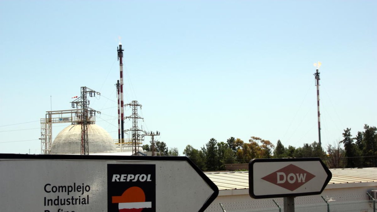 Cartells de Dow i Repsol al Complex Industrial Refino de Tarragona. Imatge del 27 de juny de 2016