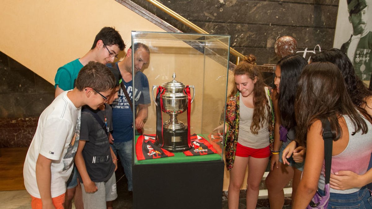 La copa de campió de lliga del CF Reus Deportiu, exposada al consistori