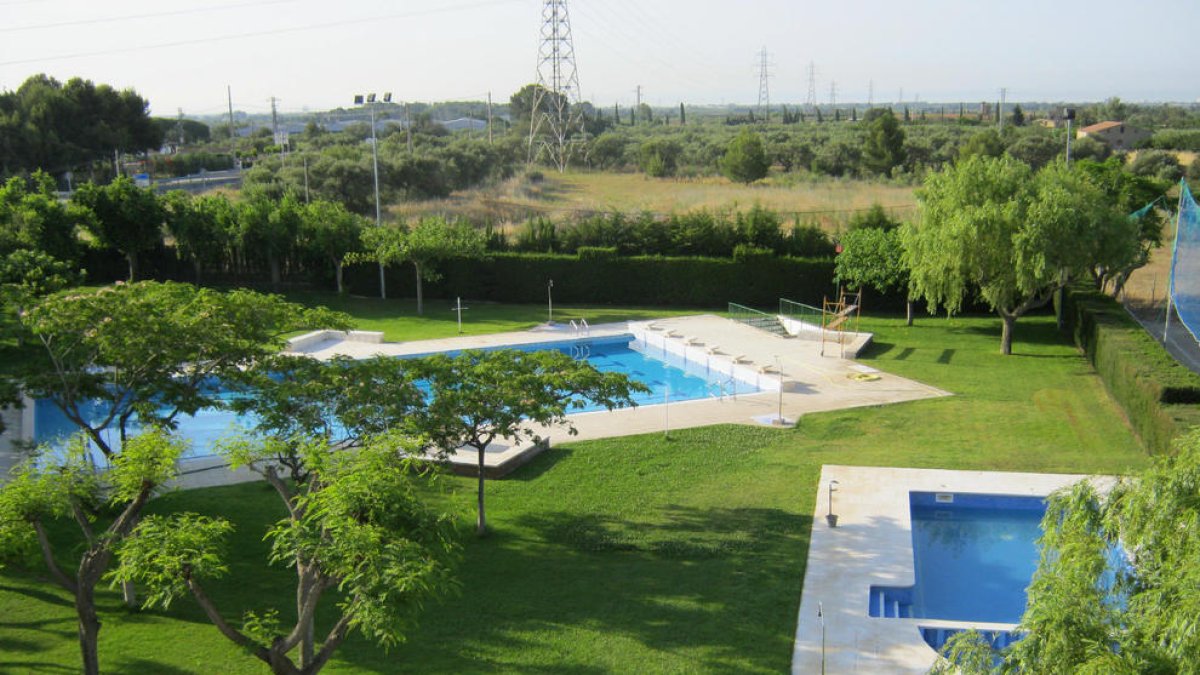 Ingresado en el hospital Sant Joan después de ahogarse en la piscina de Montbrió