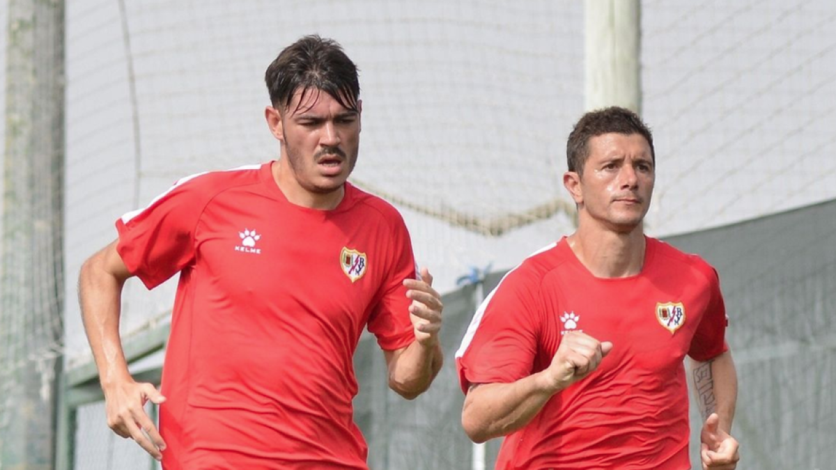 Piti, a la derecha, se reincorporó a los entrenamientos con el Rayo y está haciendo pretemporada con el equipo.