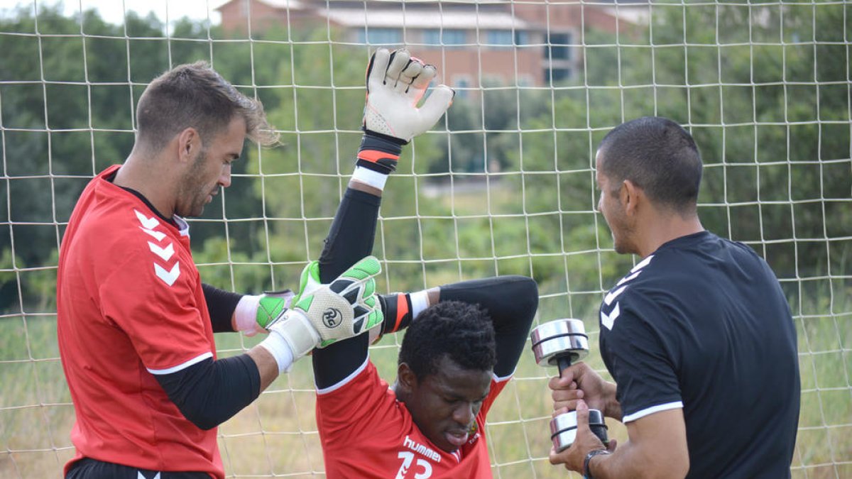 Manolo Reina i Fabrice Ondoa, durant un dels entrenaments de la plantilla en l'estada que l'equip va realitzar a Peralada.