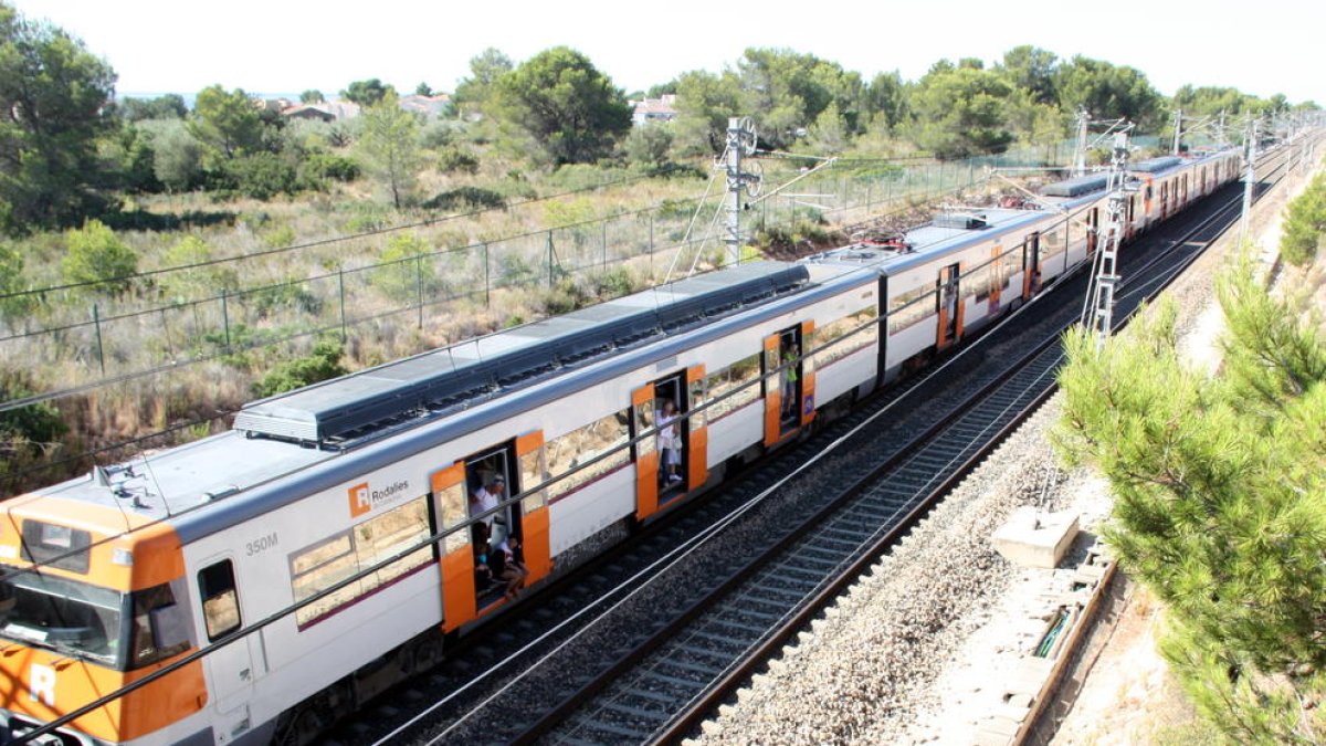 Se reanuda la circulación de trenes entre la Almendra y l'Hospitalet con 160 minutos de retraso