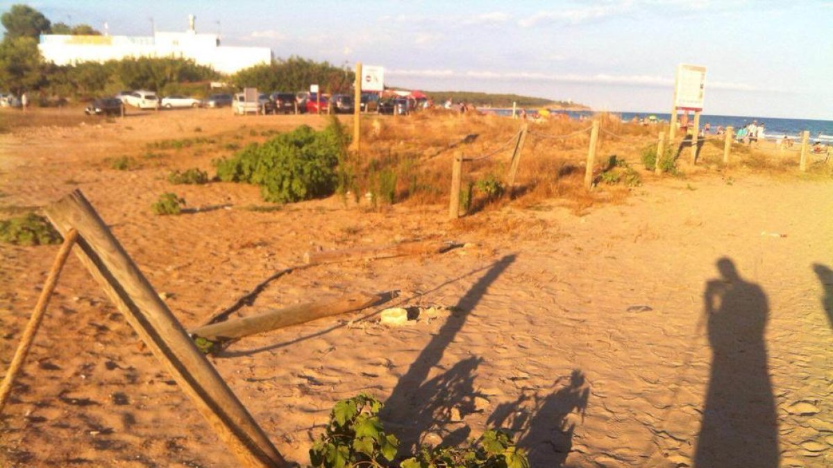 Boicotegen el tancat de l'aiguamoll de la platja Llarga