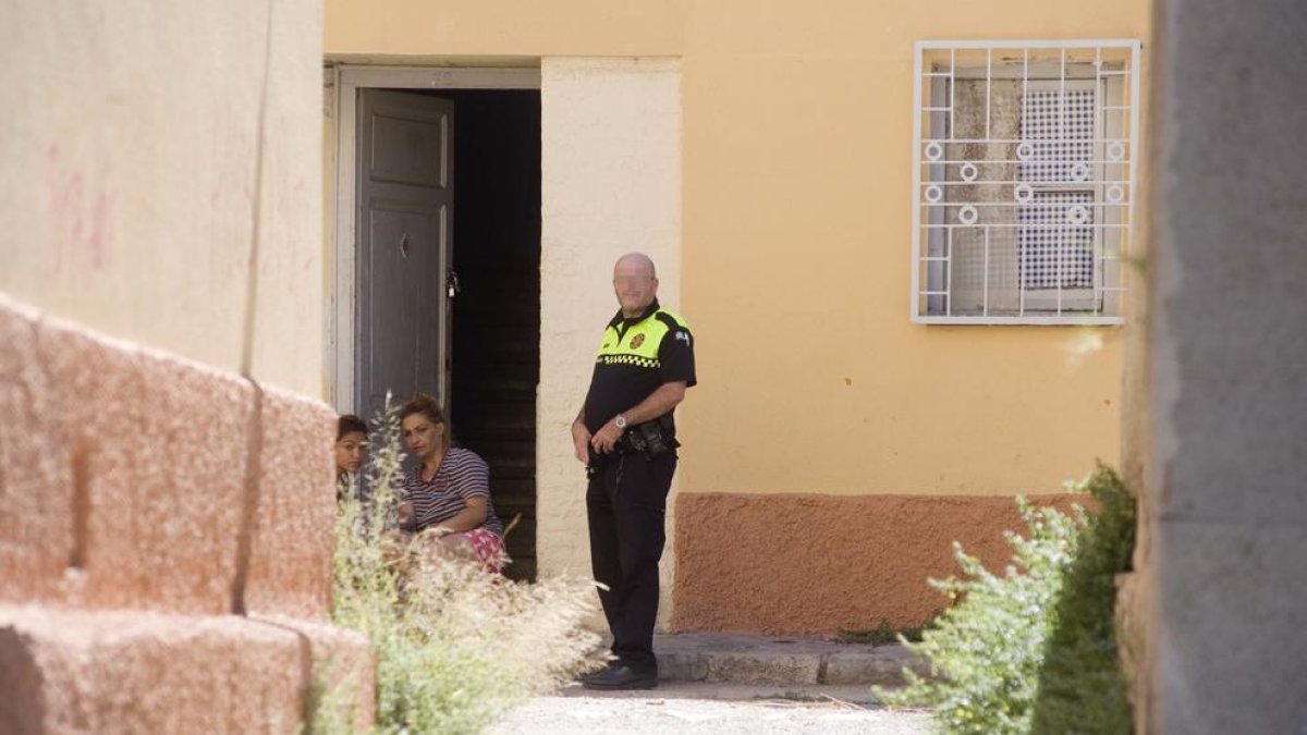 ​Una baralla entre dues famílies romaneses alarma als veïns del Serrallo