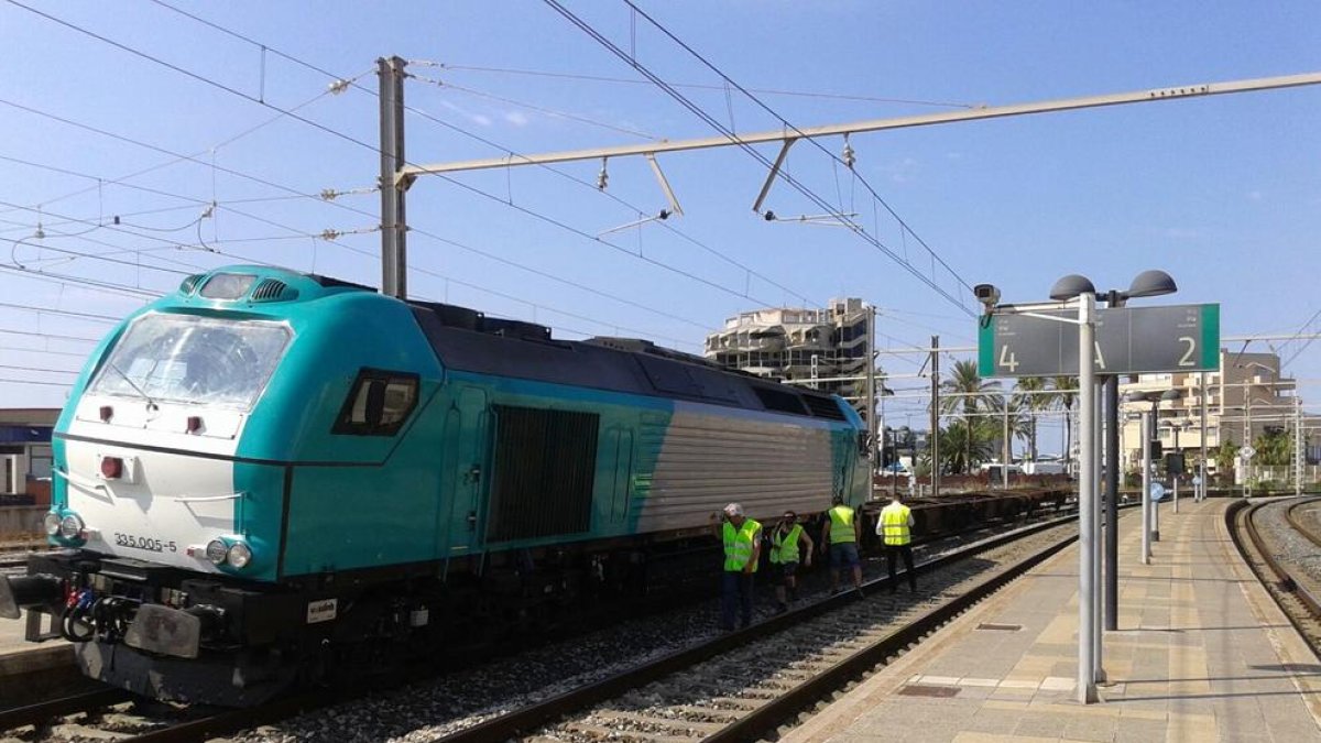 Imatge de la màquina de mercaderies que ha descarrilat a l'estació de Tarragona.